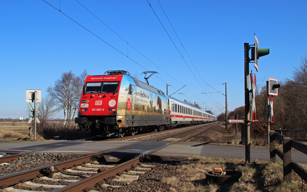 101 087-5 fuhr am 02.04.2013 mit dem IC 134 von Norddeich nach Luxemburg, hier sdlich von Leer.