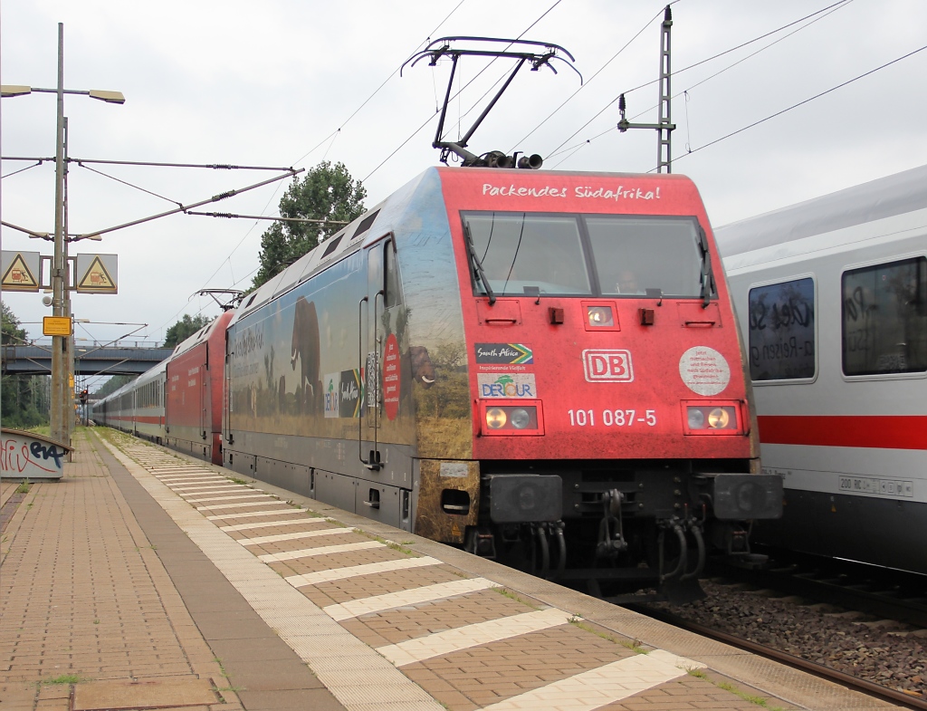 101 087-5 mit 101 XXX in Doppeltraktion vor einem IC in Richtung Hannover Hbf. Aufgenommen am 28.07.2012 in Dedensen-Gmmer.