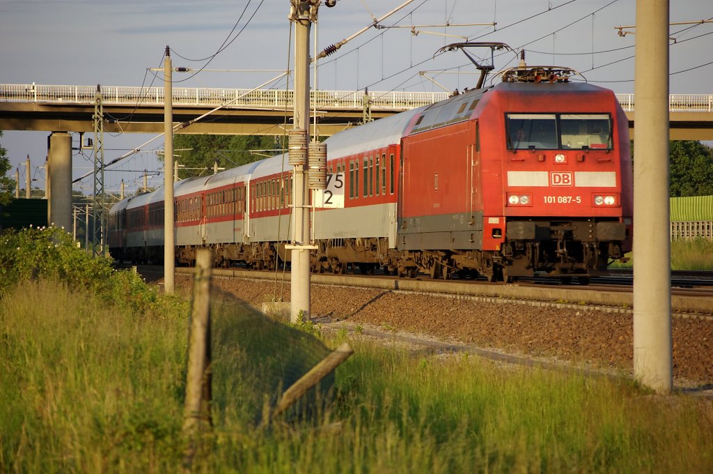 101 087-5 mit dem (CNL 450) nach Paris Est im abendlichen Frbung zwischen Growudicke und Rathenow. Am Ende hing noch ein russischer Waggon. 09.06.2010