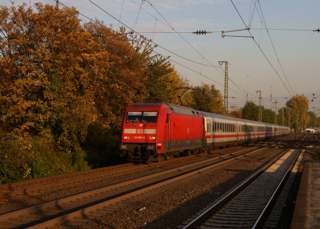 101 087-5 mit einem Intercity in Dsseldorf-Oberbilk am 28.10.2011