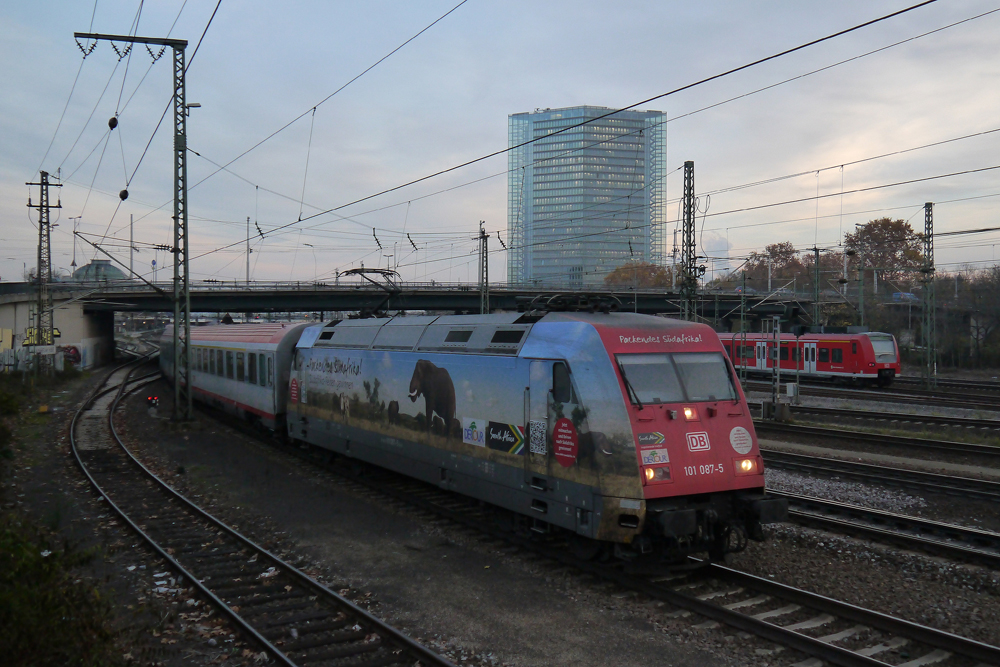 101 087-5  Packendes Sdafrika  fhrt mit dem IC 118 aus dem Mannheimer Hbf. (21.11.2012)