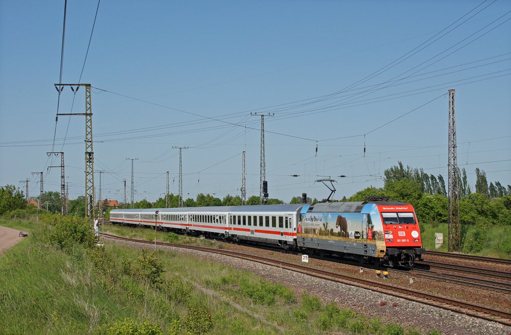 101 087-5  Sdafrika  kurz nach ihrer Beklebung mit IC 1958 Leipzig Hbf - Frankfurt(Main)Hbf in Grokorbetha. 20.05.12