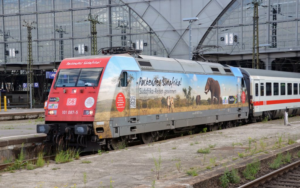 101 087 bespannte am 08.07.12 den IC 1954 nach Stuttgart. Hier steht sie mit ihrer IC-Garnitur im Leipziger Hbf.