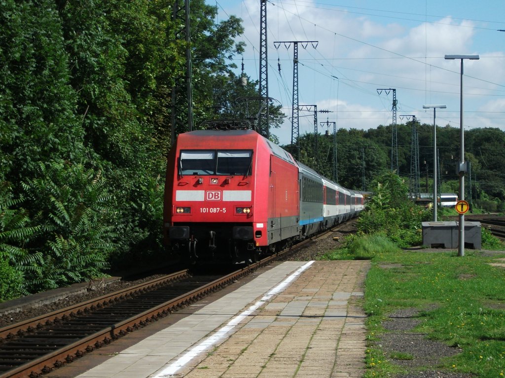 101 087 durchfhrt am 15.August 2011 mit dem EC 101 nach Chur den bahnhof Kln West Richtung Bonn.