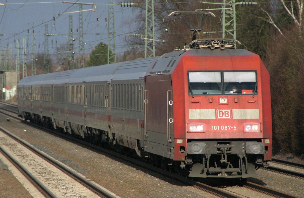 101 087 fhrt am 16.1.11 durch Dsseldorf-Angermund