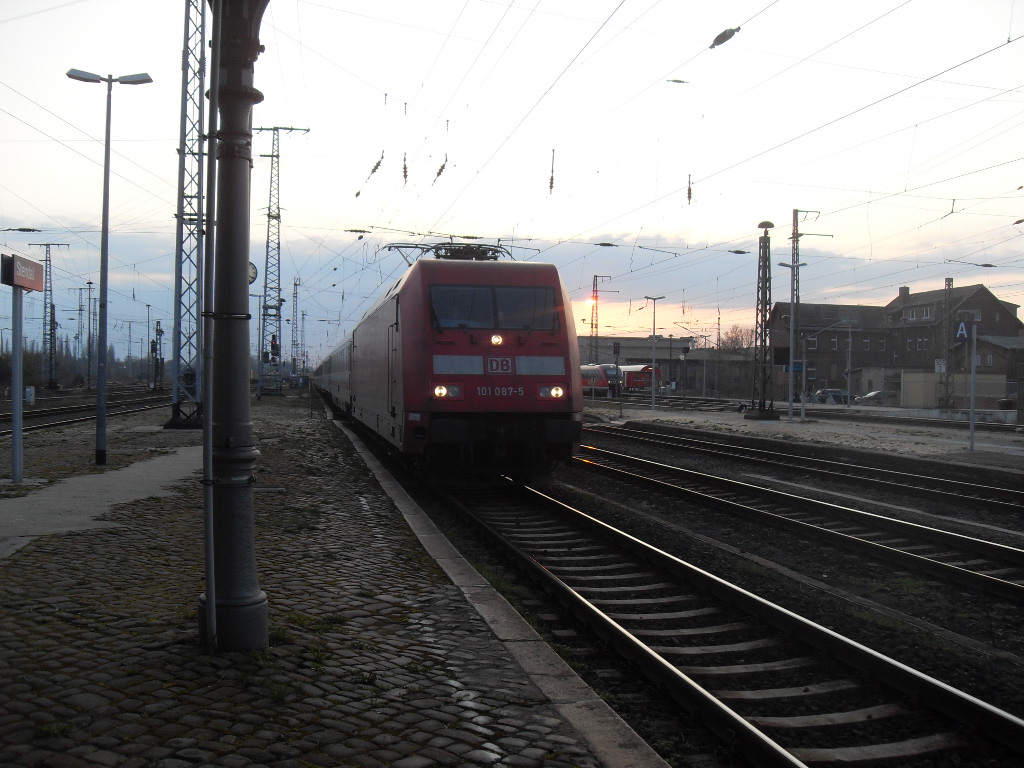 101 087 fuhr am 05.04.2012 mit dem IC Umleiter durch Stendal.
