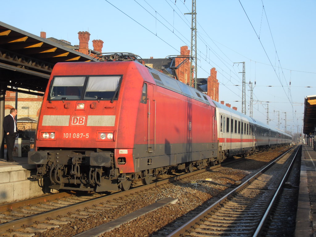 101 087 mit einem IC am 29.01.2011 in Stendal.