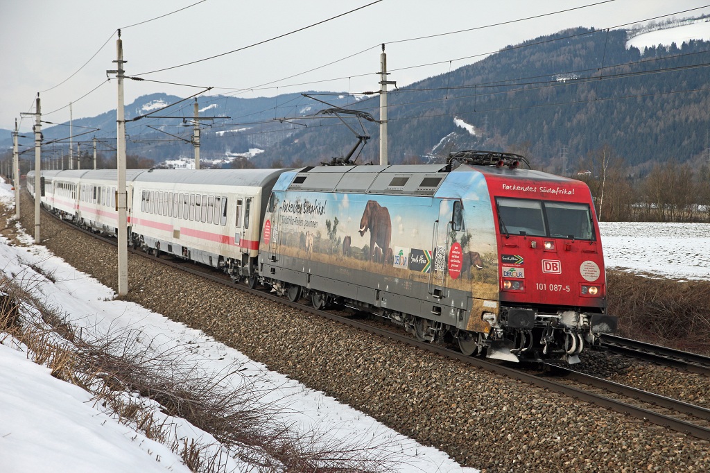 101 087 mit IC719 (Salzburg - Graz) bei Niklasdorf am 10.02.2013