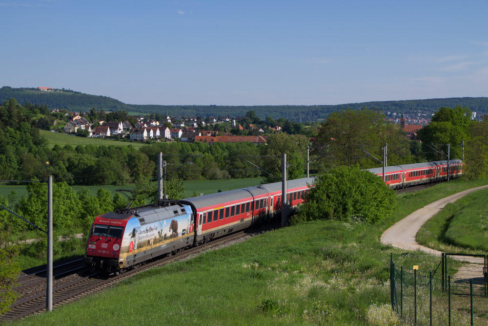 101 087 mit RE 4019 Nrnberg-Mnchen am 18.05.2013 bei Zollmhle an der KBS 910 Nrnberg-Treuchtlingen.