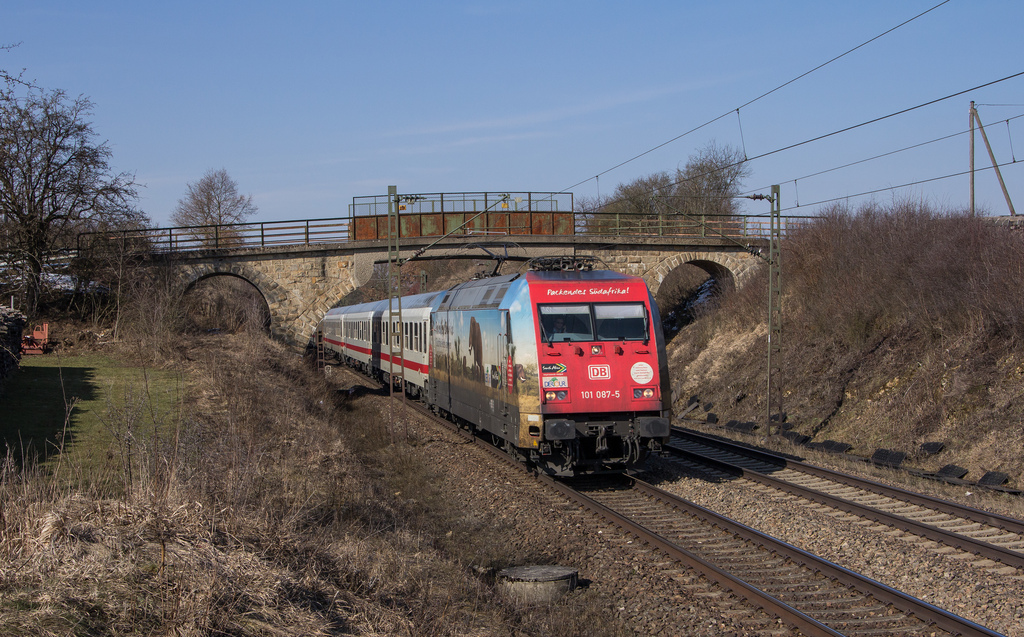 101 087  packendes Sdafrika  mit den Ersatzzug ICE 2905 (Hannover-Wien) Der Zug war als Ersatz fr den ICE 91 von Hamburg nach Wien eingesetzt.Das Bild entastand am 16.3.13 bei Dettenhofen.