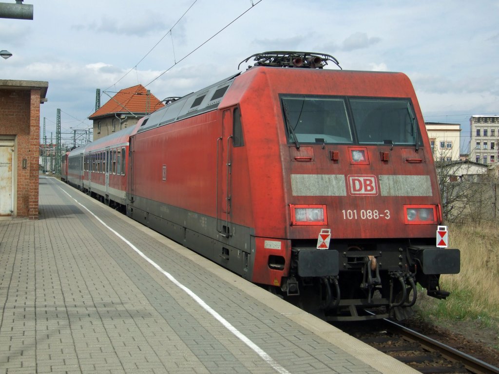 101 088-3 am Ende einer seltenen Zugzusammenstellung am 10.4.2012, uerster Bahnsteig im Hbf Halle/Saale.