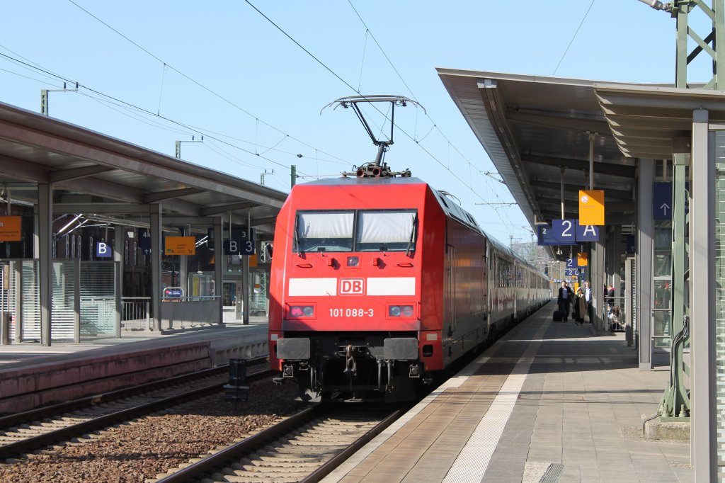 101 088-3 (im Sandwich-Betrieb mit der 101 108-9) mit IC 2216 von Stuttgart Hbf nach Stralsund in Schwerin Hbf am 20.04.2013
