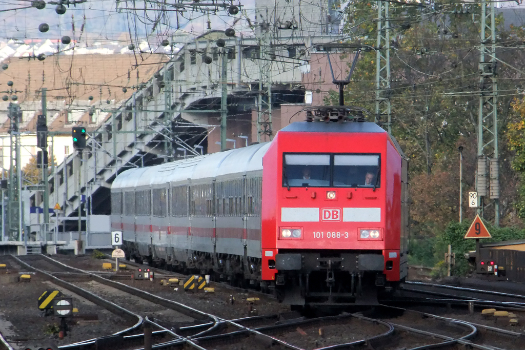 101 088-3 mit IC bei der Einfahrt in Koblenz 27.10.2012