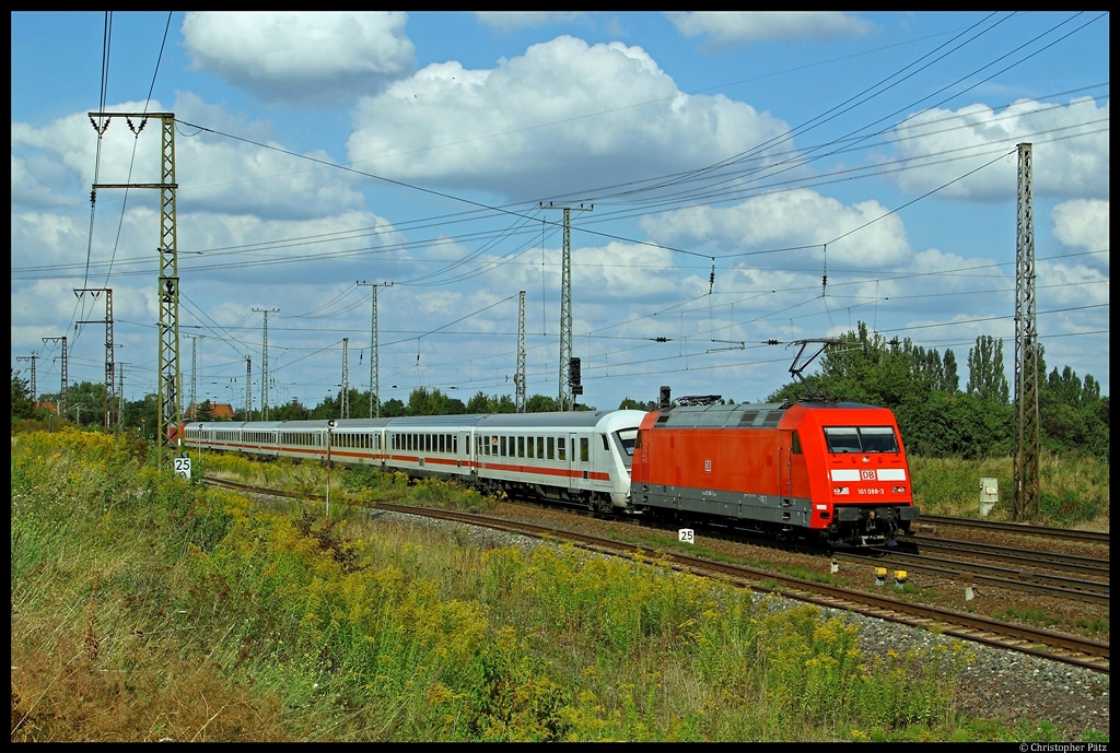 101 088-3 zieht am 01.09.2012 den IC 2154 durch Großkorbetha Richtung Frankfurt (Main).