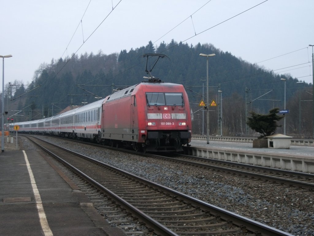 101 088 durchfhrt am 13.03.11 mit dem IC 2208 Pressig-Rothenkirchen Richtung Saalfeld.