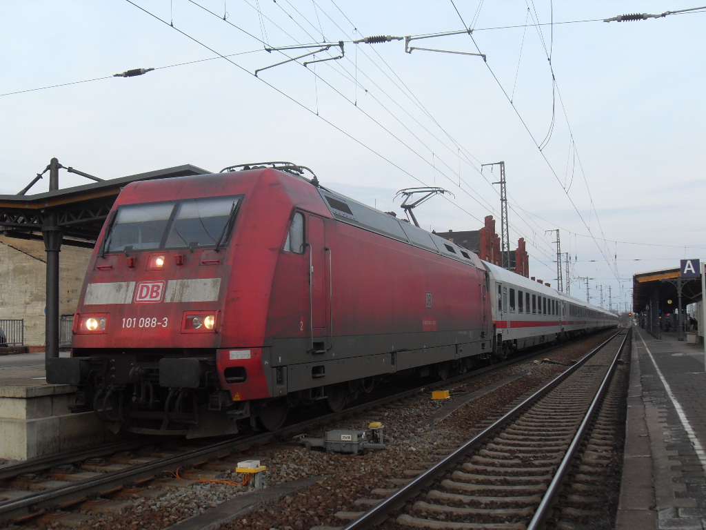 101 088 mit einem IC 140 am 13.03.2011 in Stendal.

