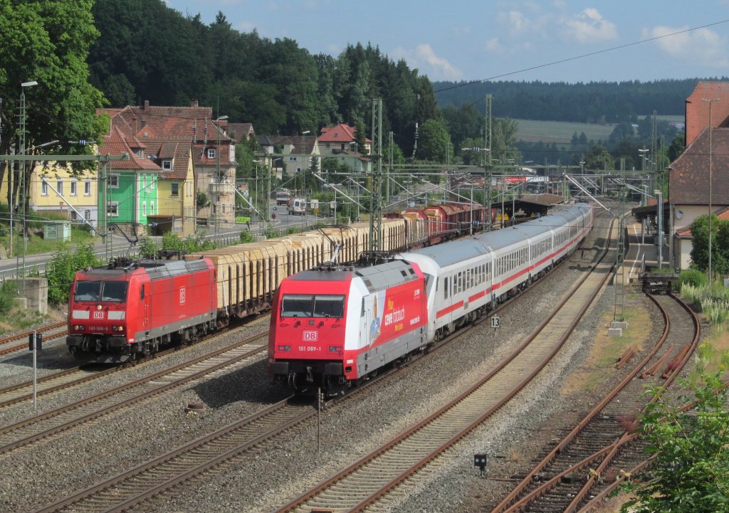 101 089-1  Cewe  schiebt am 13. Juli 2013 den IC 2208 durch Kronach. 185 066-8 wartet whrenddessen mit ihrem Gterzug auf die Ausfahrt nach Lichtenfels.