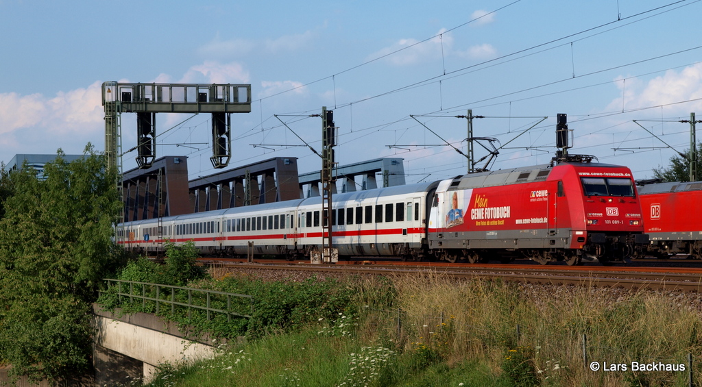 101 089-1  Mein CEWE-FOTOBUCH  rauscht am 17.08.12 mit IC 2221 nach Frankfurt (M) Hbf ber die Sderelbbrcken Richtung Rheinland.