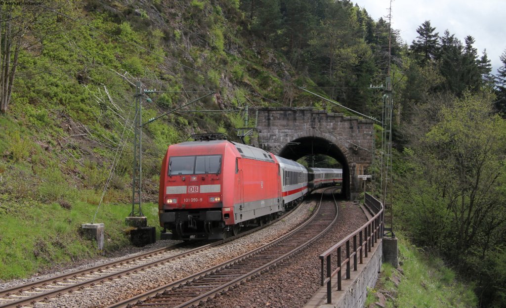 101 090-9 mit dem IC 2005  Bodensee  (Emden Hbf-Konstanz) bei Triberg 9.5.13