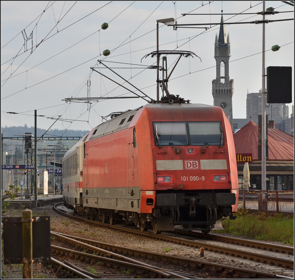 101 090 am Ende ihrer Reise. Man verzeihe den Mast im Stromabnehmer... der groe Lichtreflektor nebenan war zu verlockend... Konstanz im April 2012.