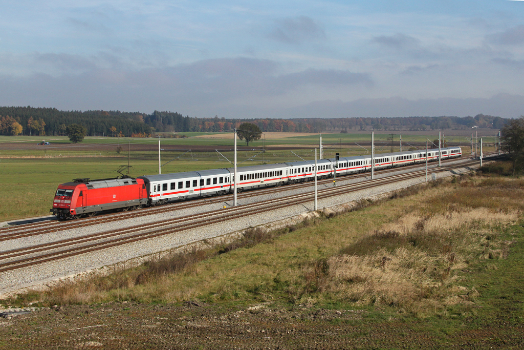 101 090 mit EC 114 am 29.10.2011 bei Hattenhofen.