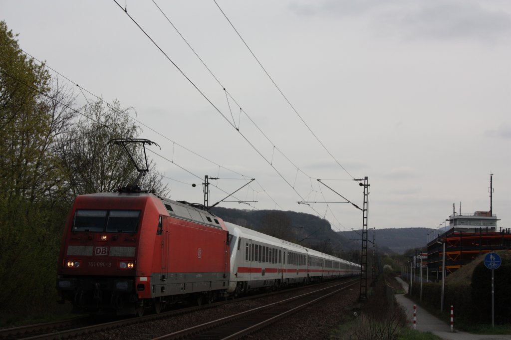 101 090 zog am 2.4.12 einen IC durch Bonn-Limperich.Am Zugschluss hing 101 037.