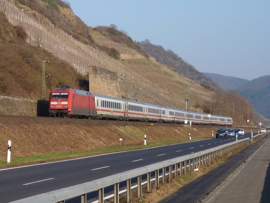 101 092 am 8.3.11 mit dem IC 2217 Greifswald - Stuttgart zwischen Spay und Boppard.