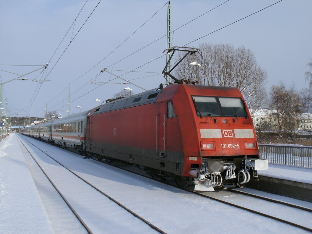 101 092 hatte,mit dem IC 2212 aus Koblenz nach Binz,den verschneiten Bahnhof Bergen/Rgen,am 02.Februar 2012,pnktlich erreicht.