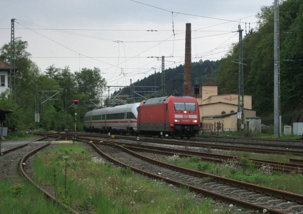 101 092 zieht am 11. Mai 2013 den ICE 1714 nach Ostseebad Binz durch Kronach Richtung Saalfeld.