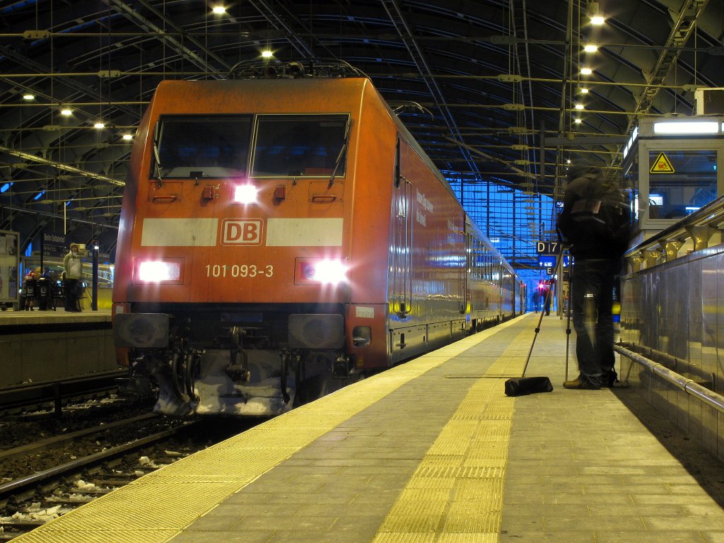 101 093-3 angekommen aus Krakau wird von Hannes Mller fotografiert, der aber nicht still halten wollte, als ich die Lok aufs Korn in Berlin Ostbahnhof am 13.02. nahm. 