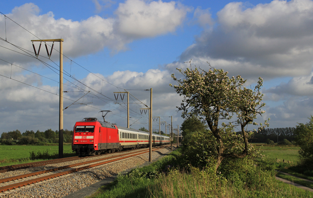 101 093-3 fuhr am 22.05.2013 mit dem IC 2004 von Konstanz nach Emden, hier bei Veenhusen.