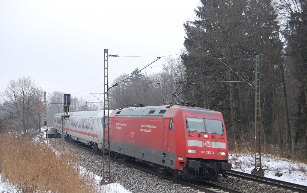 101 093-3 zieht den verspteten EC 114 (?) bei fotofeindlichen Lichtverhltnissen zwischen Rosenheim und Grokarolinenfeld dem Zwischenziel Mnchen entgegen. 8.2.2010