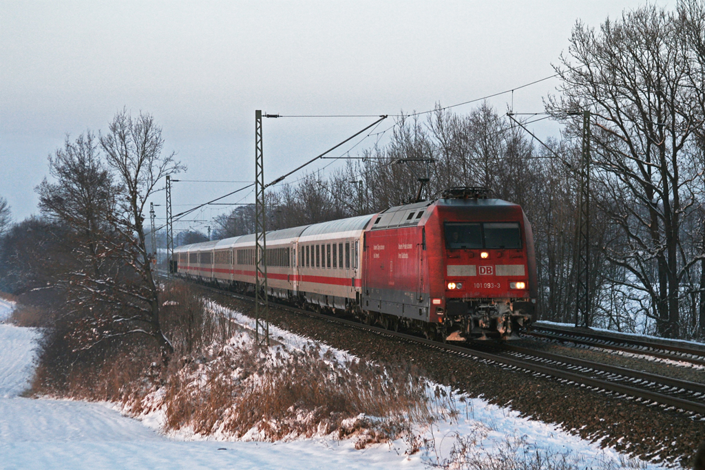 101 093 mit einem EC am 04.12.2010 bei Hilperting.