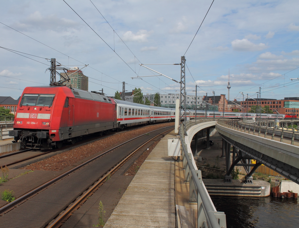 101 094-1 mit dem IC 140 von Berlin Ostbahnhof nach Amsterdam Centraal, hier kurz vor der Einfahrt in Berlin Hbf. Am 16.06.2013 leistet 120 148-2 Schubhilfe.