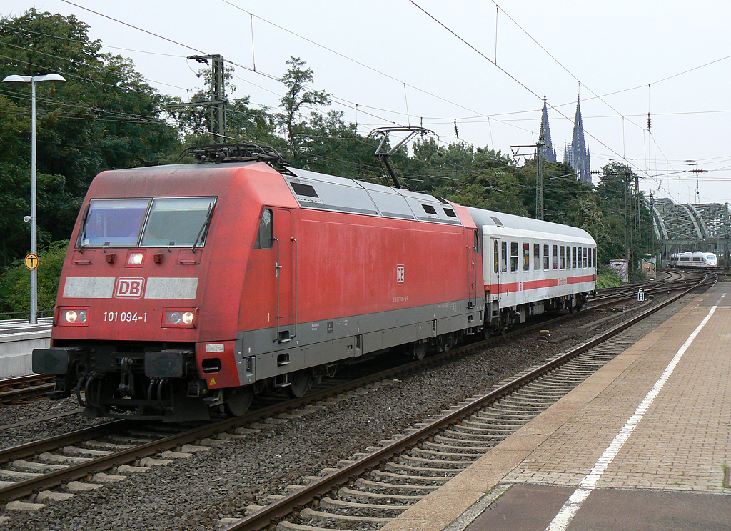 101 094-1 zieht einen 1.Klasse IC Wagen rtg Kln Deutzerfeld durch Kln/Messe Deutz am 02.09.2010