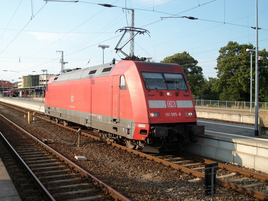 101 095 brachte am 31.Juli 2010 den EC 378 Wien-Binz bis Stralsund und bergab den EC weiter an 115 509.