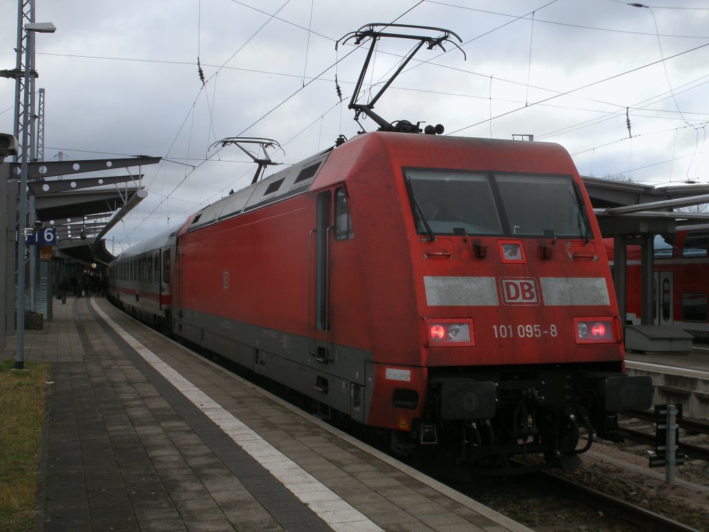 101 095 hatte,am 17.Dezember 2011,in Rostock beim Richtungswechsel beide Stromabnehmer angelegt.Nat�rlich verlie� die Lok vorschriftsm��ig mit nur einem angelegten Stromabnehmer Rostock.