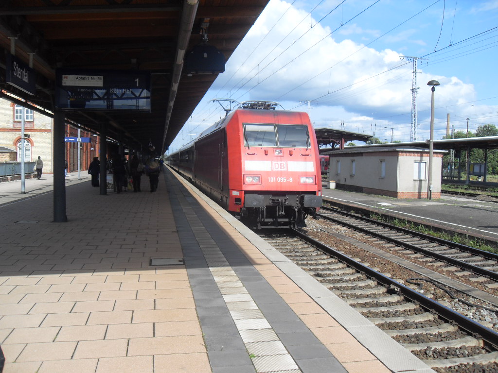 101 095 war am 12.06.2009 mit einem IC in Stendal nach Kln.