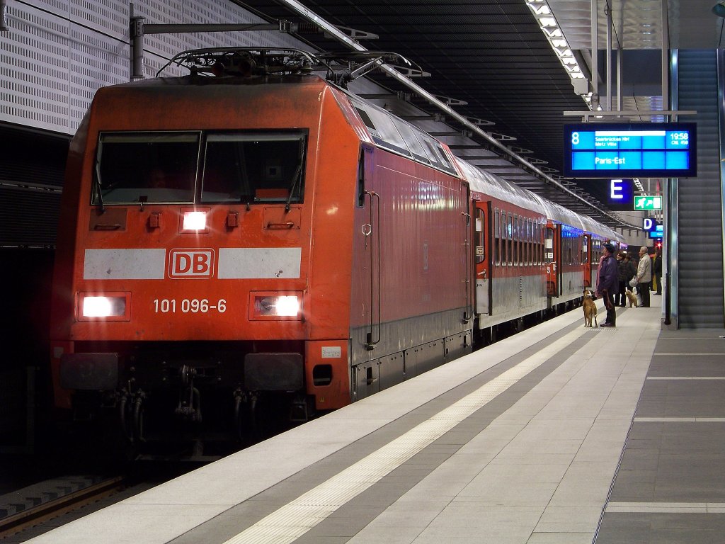 101 096-6 mit dem CNL 450 nach Paris Est hier in Berlin Hbf (tief). 05.12.2009