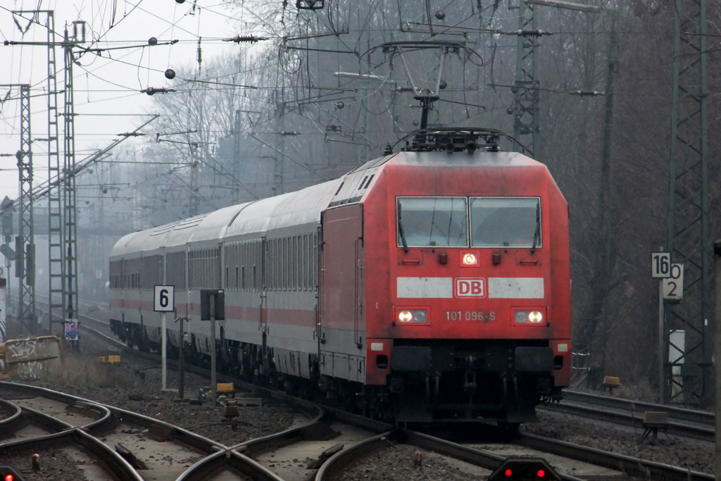 101 096-6 mit IC 135 nach Norddeich Mole bei der Einfahrt in Recklinghausen 17.3.2012
