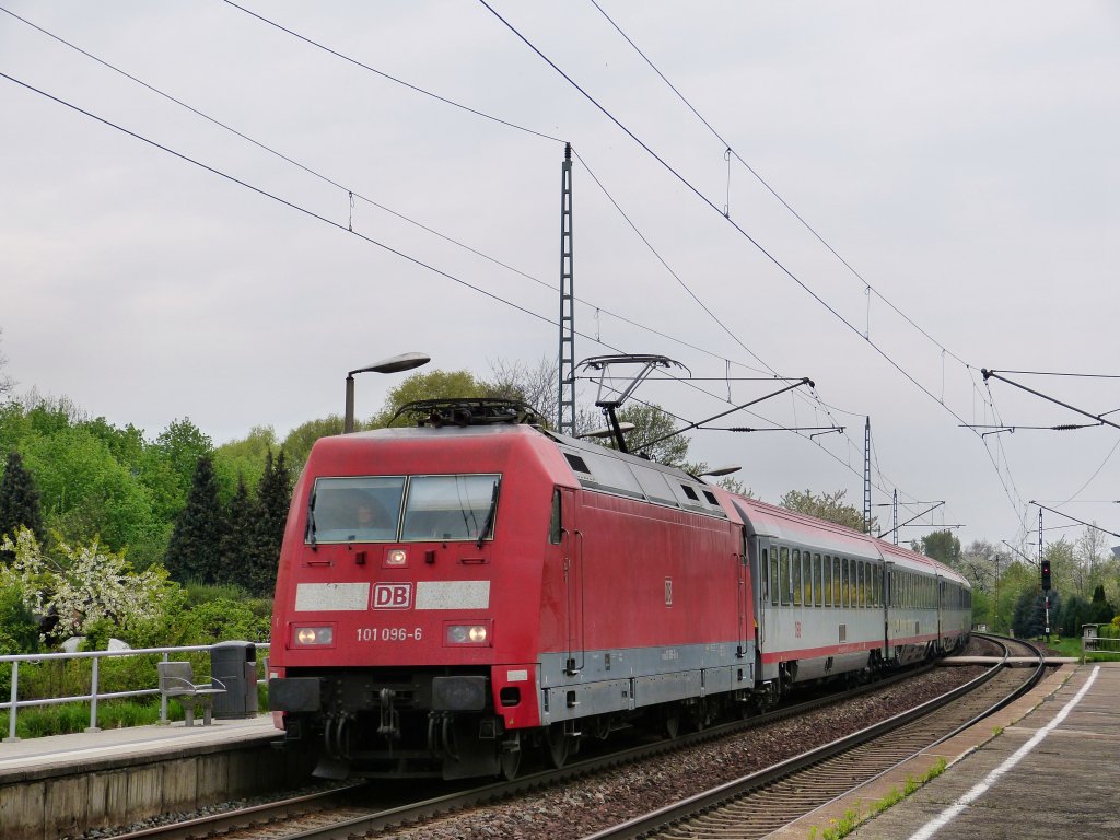 101 096 bei der Durchfahrt mit ihrem IC durch den Haltepunkt Dresden Stetzsch.
4.5.13