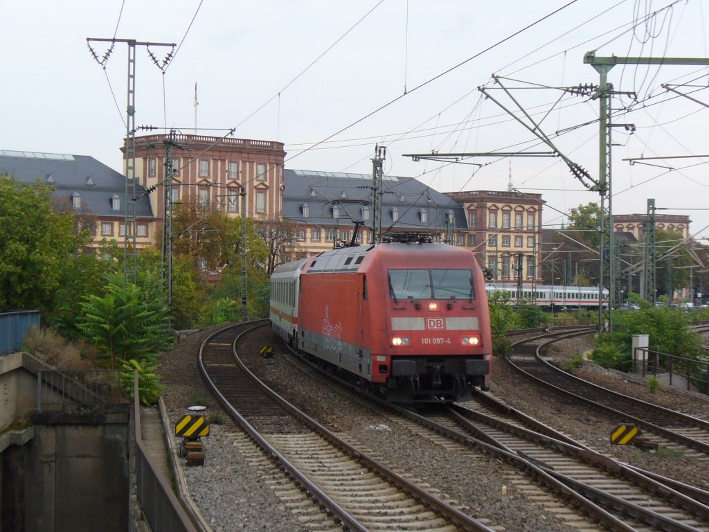 101 097-1 zieht den IC 118 Stuttgart - M�nster am 18.10.2011 aus Mannheim