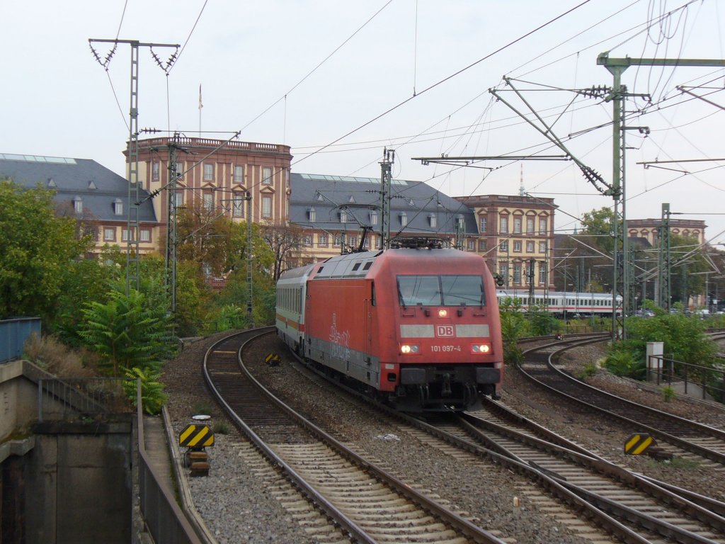 101 097-1 zieht den IC 118 Stuttgart - Mnster am 18.10.2011 aus Mannheim