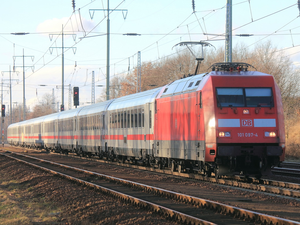 101 097-4 am 30. Dezember 2012 auf dem Berliner Auenring bei Diedersdorf mit einem IC in Richtung Berlin.