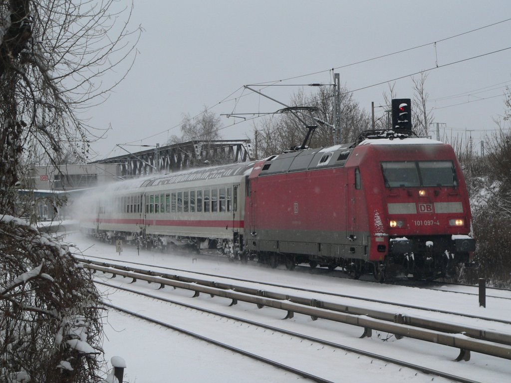 101 097-4 hat das Betriebswerk Rummelsburg verlassen und fhrt nun zum Ostbahnhof. Dort drfte der Zug um 12:26 als IC 144 nach Schiphol (Airport) starten. 31.12.2009