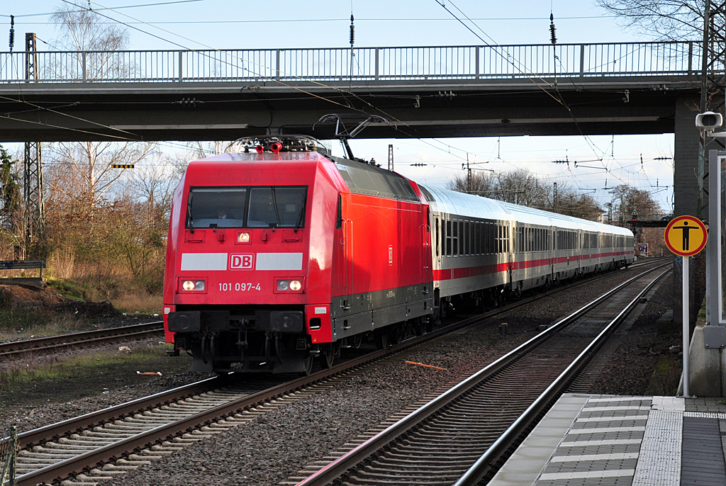 101 097-4 IC  donnert  durch den Bf Sechtem - 15.12.2012