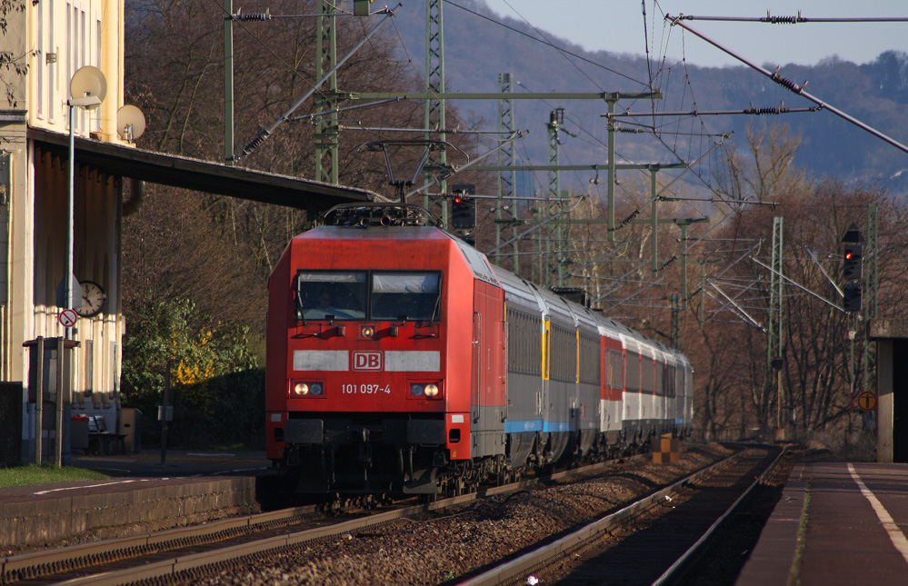 101 097-4 mit einem Eurocity Richtung Kln als Umleiter bei der Durchfahrt in Bonn-Oberkassel, 20.3.11