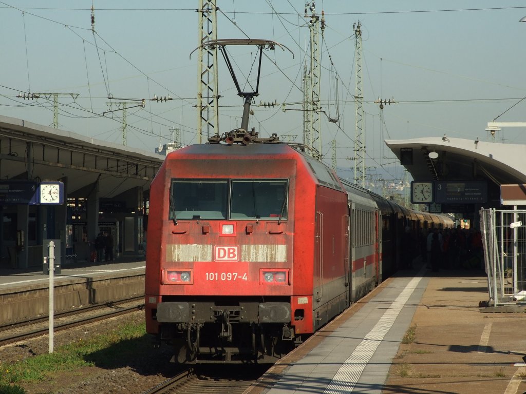 101 097-6 steht am 12.10.2010 mit dem IC2114 (Stuttgart-Hamburg/Altona)im Hauptbahnhof Koblenz bereit.
Es wird wieder mal Zeit das es regnet,damit die Lok wieder sauber wird.