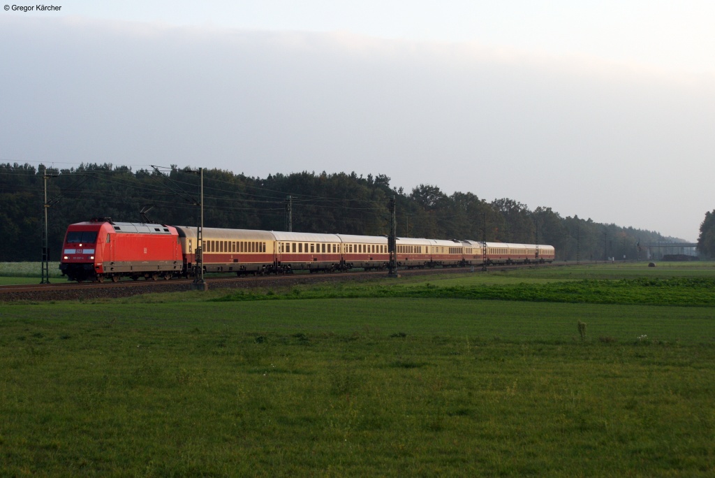101 097 mit dem TEE 9 (Domodossola-Hamburg) im letzten Abendlicht kurz vor Graben-Neudorf. Aufgenommen am 23.10.2012.
