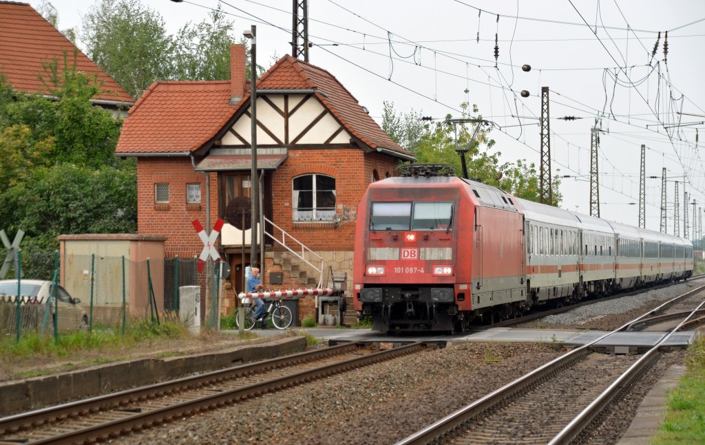 101 097 zog am 01.09.11 mit dem IC 2037 am Schrankenposten Stumsdorf vorbei Richtung Halle(S). 
